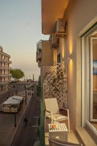 马奥莱La Serenata Luxury的阳台,带椅子和街道的建筑