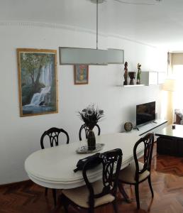 圣地亚哥－德孔波斯特拉Cruxa Apartments garaje incluido的一间配备有白色桌椅的用餐室