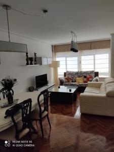 圣地亚哥－德孔波斯特拉Cruxa Apartments garaje incluido的客厅配有沙发和桌子