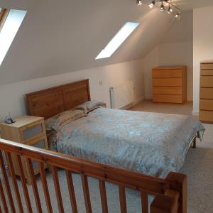 CherhillAnnexe in Cherhill, opposite Cherhill White Horse的一间卧室配有一张带木制床架的床