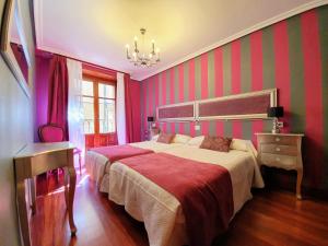 拉瓜迪亚La Casa de Lorenzo的一间卧室配有一张大床和一个吊灯。