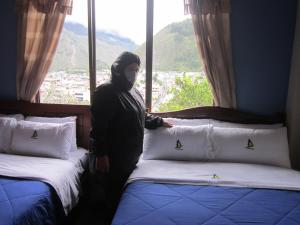 巴尼奥斯拉诺维恩托斯宾馆的戴面具的人站在两张床旁边