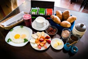 巴尼奥斯拉诺维恩托斯宾馆的包括鸡蛋、水果和羊角面包的早餐桌