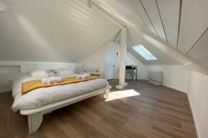 安锡Tiny House - town house in the centre of Annecy terrace & air conditioning的一间卧室配有一张床,上面有两条毛巾