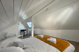 安锡Tiny House - town house in the centre of Annecy terrace & air conditioning的卧室配有带毛巾的大型白色床