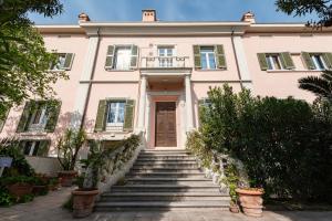 圣温琴佐桑塔瑟西里亚酒店的粉红色的房子前面设有楼梯