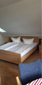 WadgassenGästehaus Samuel Wadgassen的一间卧室配有一张床和一张蓝色椅子