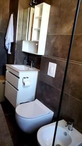 奥里库姆Louis Appartment的浴室配有白色卫生间和盥洗盆。