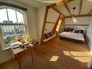 米德尔堡B&B Van Amsterdam的一间卧室配有一张床和一张书桌