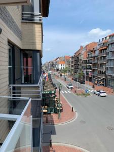 克诺克－海斯特Nieuwbouwappartement Lippenslaan, 2 -Slaapkamers的从大楼欣赏到城市街道的景色