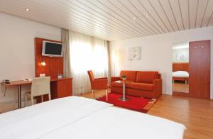 阿劳Aarauerhof - Self Check-in的配有一张床和一张书桌的酒店客房