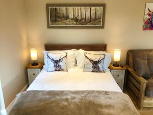 史宾桥Stronaba Croft Cabins的一间卧室配有一张带两个羚羊头的床