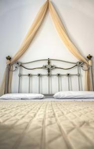 乔拉弗雷恩多斯梅尔特米酒店的一间卧室配有一张带天蓬的白色床