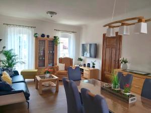 拉德博伊尔Villa Tini的客厅配有沙发和桌子
