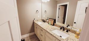 夏洛特Spacious deluxe house for you, your family and friends的一间带两个盥洗盆和大镜子的浴室