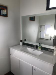 圣阿诺山景顶级木屋的白色的浴室设有水槽和镜子