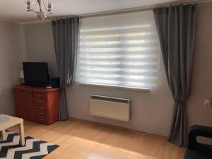 索斯诺维茨Apartament Swobodna的客房设有带暖气的窗户和电视。