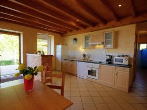 Saint-HéandGîte Saint-Héand, 3 pièces, 4 personnes - FR-1-496-130的厨房配有白色家电和木桌