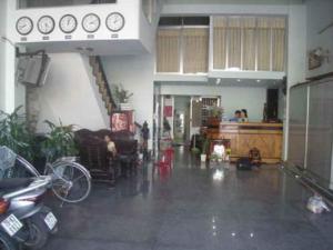 芽庄Thien Phuc Hotel的客厅配有沙发和桌子