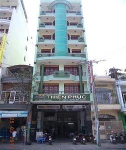 芽庄Thien Phuc Hotel的前面有标志的高楼