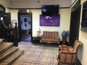 罗姆福特海菲德庄园酒店的客厅配有沙发和墙上的电视