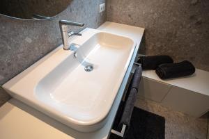 纳图尔诺Residenz Hofer的浴室设有白色水槽和镜子