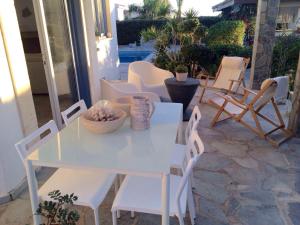 阿依纳帕Villa in Ayia Napa with a pool!的庭院里的白色桌椅