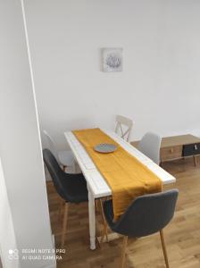 马赛Appartement vacances Marseille的一间带桌椅的用餐室