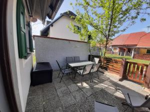 布雷日采Apartment Terme Čatež VIP 145的一个带桌椅和围栏的庭院