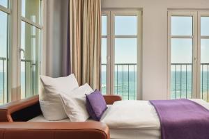 奥斯赛拜-塞林塞灵希彻洛斯酒店的卧室配有带枕头和窗户的床。