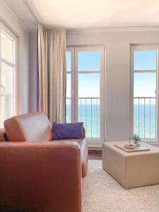 奥斯赛拜-塞林塞灵希彻洛斯酒店的带沙发和2扇窗户的客厅