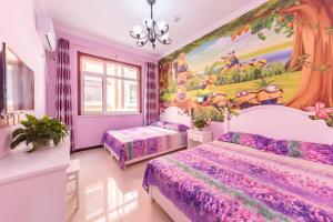 秦皇岛北戴河海之恋假日公寓的紫色卧室配有两张床和壁画