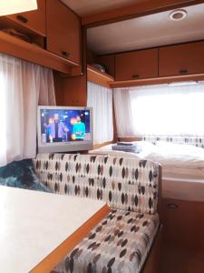 比伦Caravan Petiet的客厅配有沙发和火车电视