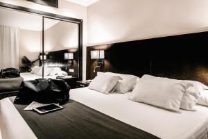 哈恩HO城市哈恩酒店的酒店客房设有一张带镜子的大型白色床