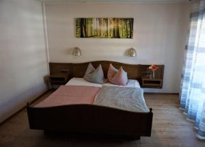 梅斯佩尔布伦Gasthof Zum Löwen的卧室配有一张带粉红色枕头的大床