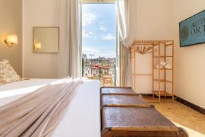 锡拉库扎Autentica Ortigia的酒店客房设有两张床和大窗户。