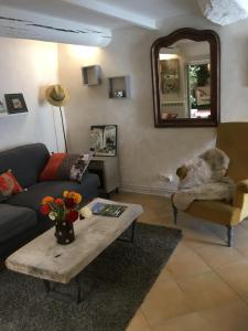 索尔格河畔利勒La 54 Provence的客厅配有沙发和桌子