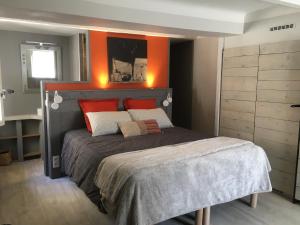 索尔格河畔利勒La 54 Provence的一间卧室配有一张橙色墙壁的床