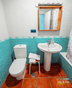拉伊斯莱塔德尔摩洛LA ISLETA II的一间带卫生间和水槽的浴室