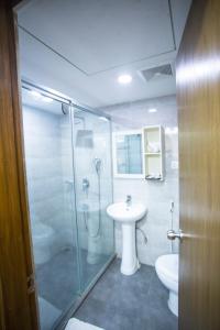 达卡71酒店的带淋浴、盥洗盆和卫生间的浴室
