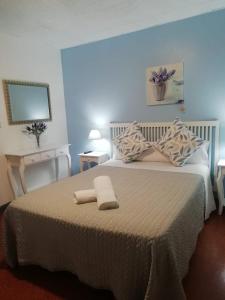 圣塞瓦斯蒂安卡雅酒店的一间卧室配有一张床,上面有两条毛巾