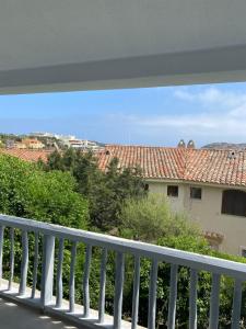 切尔沃港Petit Porto Cervo的享有房屋景致的阳台