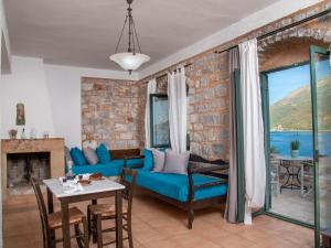 尼奥·奥伊蒂龙塞拉那公寓的客厅配有蓝色的沙发和桌子