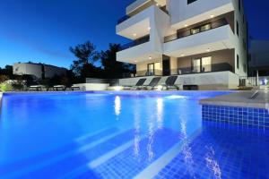 比奥格勒·纳·莫鲁Villa Ankora 1 with heated pool的夜间带游泳池的别墅