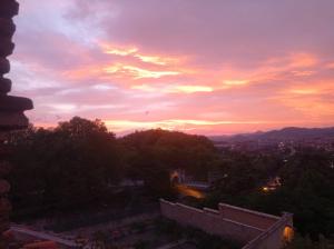 潘普洛纳Alda Centro Pamplona的从大楼欣赏日落美景