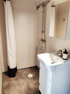 Lillstugan - Centralt och havsnära i lugnt villområde的一间浴室