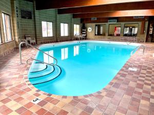 雷德洛治贝尔图斯度假酒店加小屋的大楼里一个蓝色的大泳池