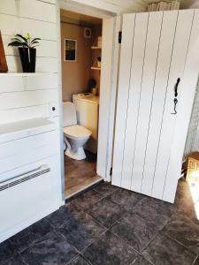 Lillstugan - Centralt och havsnära i lugnt villområde的一间浴室