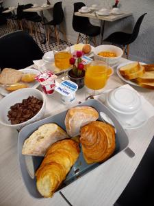 卡尔卡松阿斯托利亚酒店的一张桌子,上面放着羊角面包和其他早餐食品