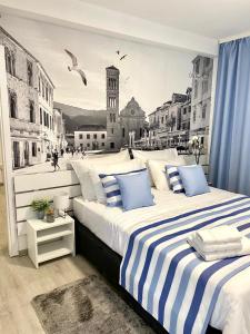 巴什卡沃达Family Resort Urania的一间带两张带城市壁画床的卧室